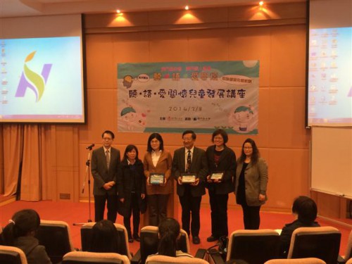 https://app04.fmac.org.mo/sponsorship/主辦單位向講者致送紀念品