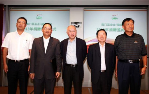 https://app04.fmac.org.mo/sponsorship/吳志良、何光暐與出席簽約儀式的嘉賓合影