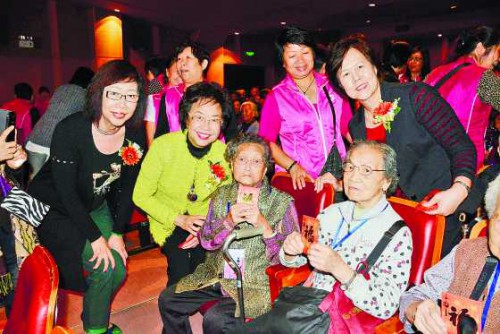 https://app04.fmac.org.mo/sponsorship/婦聯負責人向200位85歲或以上長者派發利是(圖片來源:澳門日報)