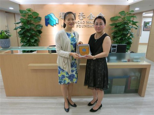 https://app04.fmac.org.mo/sponsorship/永遠榮譽會長韓嘉軒向本會行政委員會委員鍾怡致送紀念品