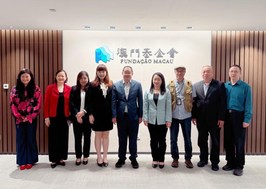照片2 澳門基金會歷史文化工作委員會成員合影 (Custom).jpg