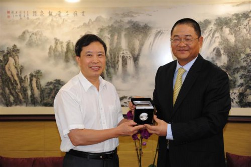 澳門基金會行政委員會主席吳志良向中聯辦副主任陳斯喜致送紀念品