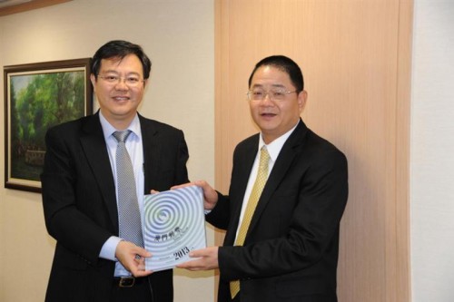 行政委員會主席吳志良向上海市政協副主席張恩廸致送紀念品