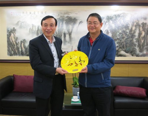 珠海廣播電視台台長郭琳向行政委員會主席吳志良致送紀念品