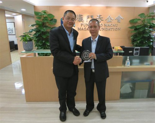 民眾建澳聯盟理事長陳德勝向本會行政委員會主席吳志良致送紀念座