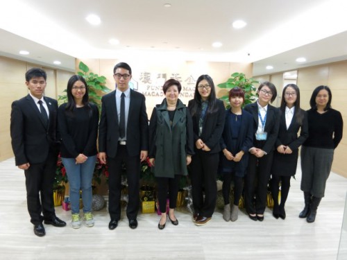 何桂鈴委員與到訪的澳門大學研究生會一行合照