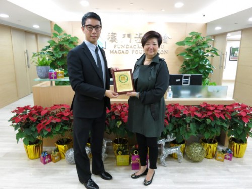 林振邦理事長向何桂鈴委員致送紀念品