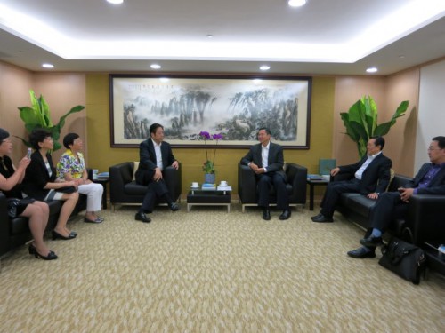 吳志明主席與張裕副主席親切交談