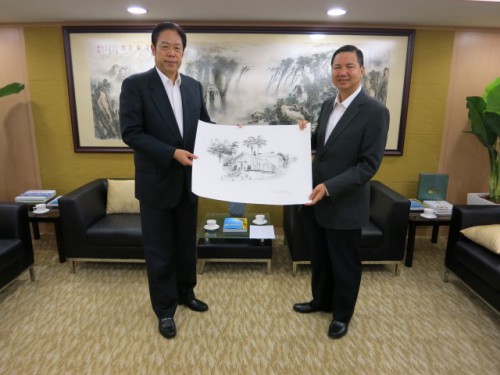 張裕副主席向上海市政協致送紀念品