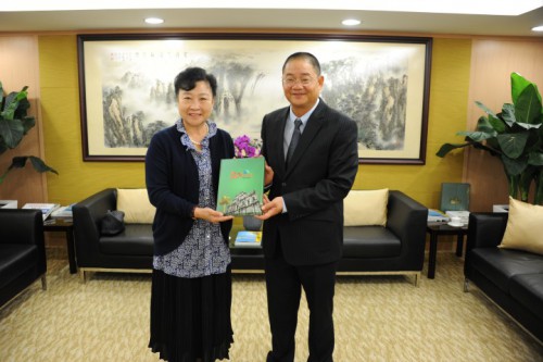 吳志良主席向趙少華副理事長致送紀念品