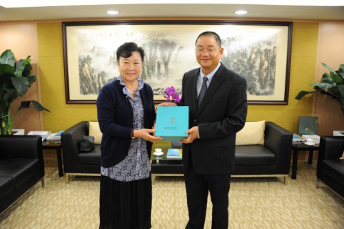 趙少華副理事長向本會致送紀念品