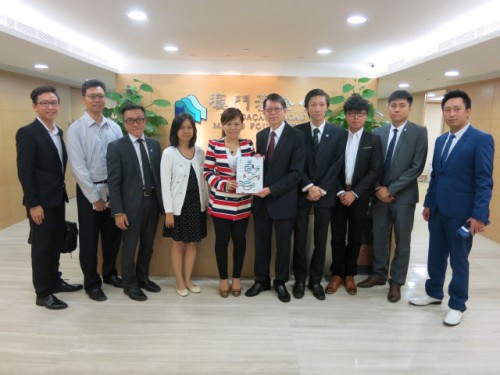 區榮智委員向澳門國際科技產業發展協會致送本會出版的年報及選編