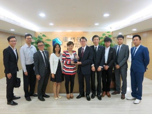 李彩虹會長向本會致送紀念座