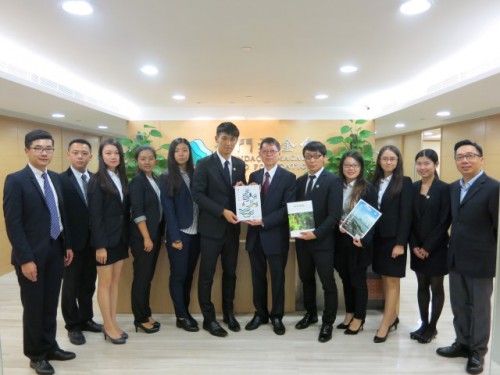 區榮智委員向澳門大學研究生會致送本會出版的年報及選編