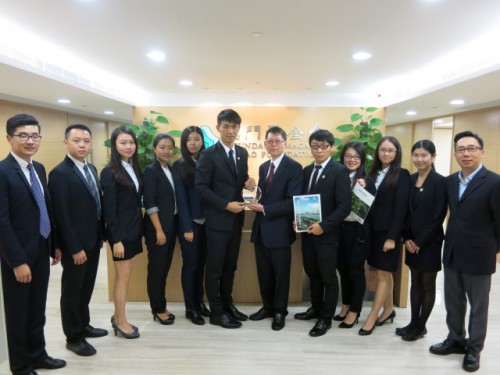 泥夢陽理事長向區榮智委員致送紀念品