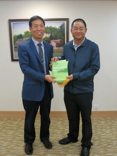 雙方互贈紀念品