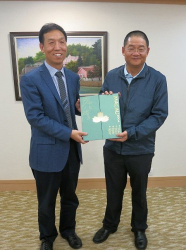 雙方互贈紀念品