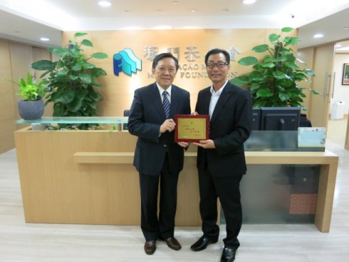 余華賜會長向本會黎振強委員致送紀念品