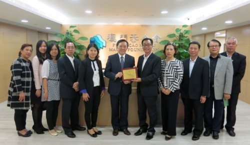 第六屆世界余氏懇親大會籌委會成員與本會黎振強委員合照留念