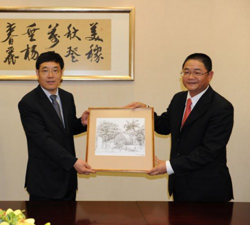 Oferta de lembrança pelo Presidente do Conselho de Administração da Fundação Macau, Doutor. Wu Zhiliang, ao Sub-reitor da Universidade Shenzhen, Dr. Ruan Shuangchen
