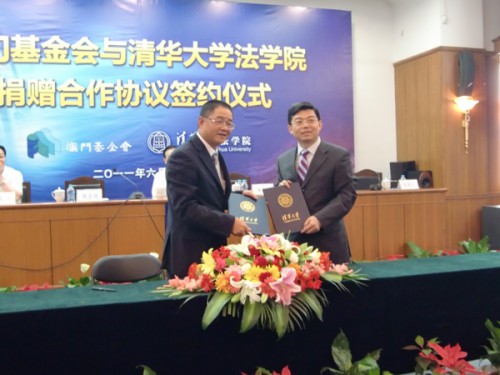 Fotografia de Wu Zhiliang e Wang Zhenmin depois da assinatura do Protocolo de Cooperação.