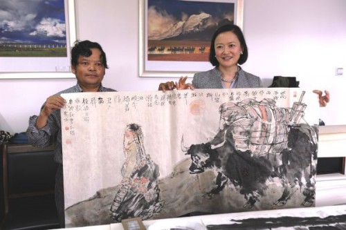 Oferta de pintura pelo artista tibetano à chefe da delegação