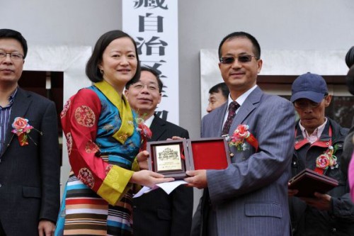 Oferta de lembrança por Zhong Yi Seabra de Mascarenhas ao Presidente da União dos Sectores Literário e Artístico do Tibete