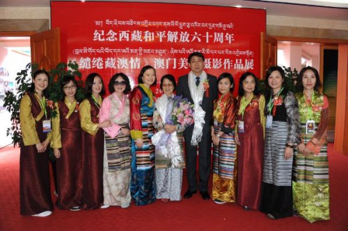 Fotografia dos membros femininos da delegação e Zhang Xiaoguang, consultor da delegação, na Sala de Exposições