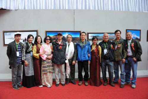 Fotografia dos membros da delegação e Han Shuli