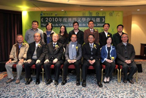 Fotografia dos convidados que presidiram a cerimónia de lançamento, consultores e redactor-chefe da selecção