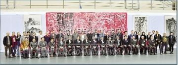 Fotografia dos convidados e participantes na cerimónia de inauguração da exposição