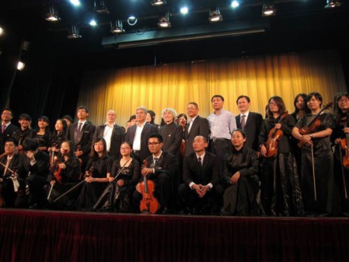 Fotografia de Hong Yinxing (Secretário do Partido), Zhou Yajin, Zhang Xiaoguang e Wu Zhiliang com a Orquestra Sinfónica no Concerto em Celebração do 110.º aniversário da Universidade de Nanjing.
