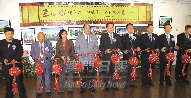 Ontem, teve lugar a cerimónia inaugural da Exposição Retrospectiva de Fotografias de Lee Kung Kim, com corte da fita.
