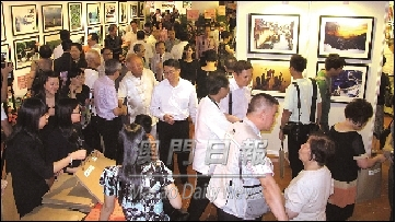 Na cerimónia, estiveram presentes inúmeras personalidades dos mais diferentes sectores da sociedade, para o felicitar.