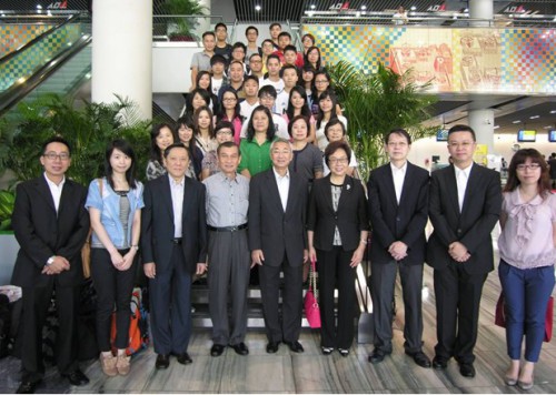 Os 28 participantes inscritos no “Projecto de Estágio dos Jovens de Macau em Shanghai 2012” partiram ontem para Shanghai.