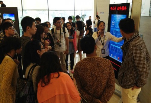 Os formandos visitaram o Centro dos Residentes da Zona Nova de Pudong