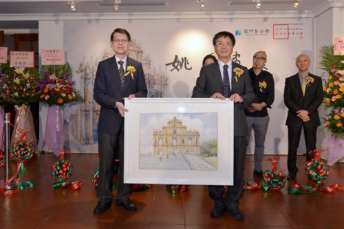 O pintor Io Fong ofereceu um dos seus trabalhos à Fundação Macau