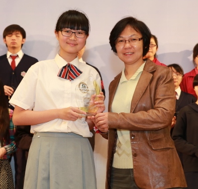 Entrega do prémio à 1.ª classificada da categoria do ensino superior básico pela Dra. Lio Chi Heng