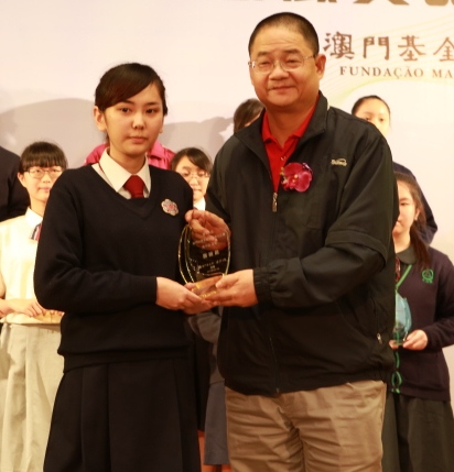 Entrega do prémio à 1.ª classificada da categoria do ensino superior complementar pelo Doutor Wu Zhiliang