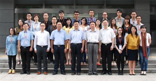 Fotografia dos formandos e os responsáveis das entidades de organização