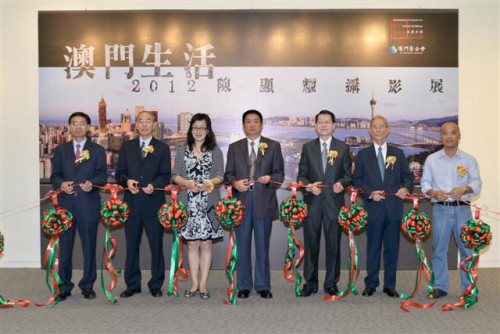 Cerimónia de corte de fitas da Exposição “Vida em Macau – Fotografias de Chan Hin Io 2012”
