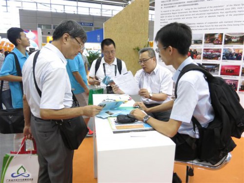 A tenda da Fundação Macau atraiu muitos visitantes