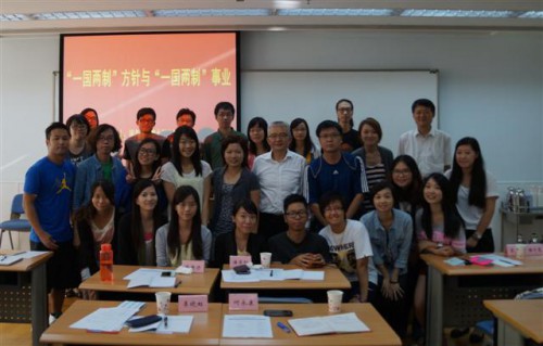 O Sr. Xu Ze, Sub-director do Gabinete de Hong Kong e Macau do Conselho de Estado e os formandos