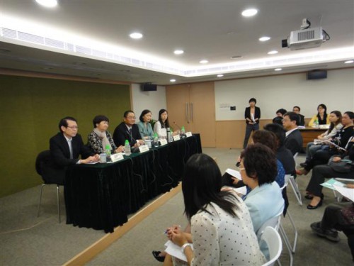 A Fundação Macau reuniu com as 24 associações para discutir sobre os assuntos relacionados com a distribuição dos “Sobrescritos Auspiciosos”