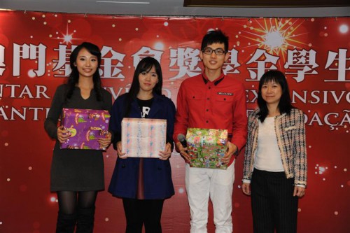 Oferta de lembranças aos apresentadores de espectáculos no jantar pela Chefe da Divisão de Bolsas de Estudo da Fundação Macau, Io Wai Ieng