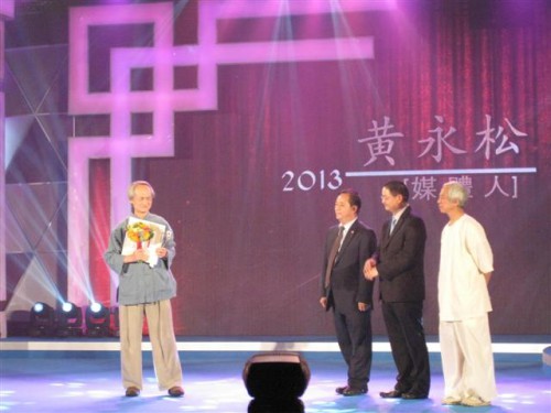 O Presidente do Conselho de Administração da Fundação Macau, Wu Zhiliang, entregou o prémio ao distinguido Huang Yong-song