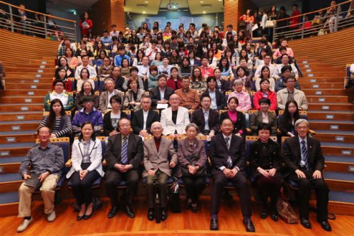 Yu Guangzhong foi o Palestrante convidado para o “Programa de Escritores-e-Artistas em Residência” e fez votos para que os estudantes alarguem os seus conhecimentos através de viagens