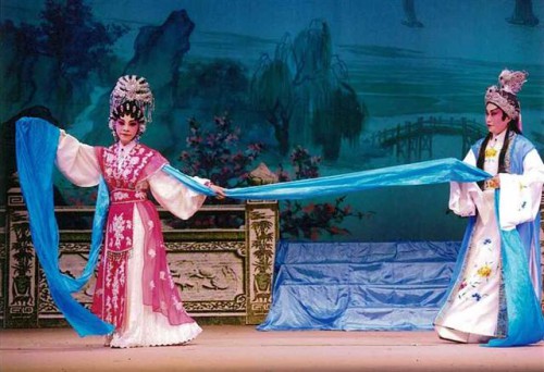 A Fundação Macau faz todo o esforço para elevar e generalizar a Ópera Cantonense entre outras actividades no âmbito do “Quyi” e, como tal, promoveu um conjunto de medidas para aperfeiçoar os processosde formulação dos pedidos de apoio financeiro neste sector.