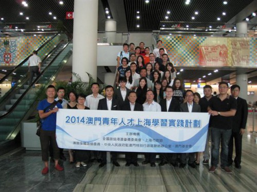 Fotografia dos representantes das entidades organizadoras e dos responsáveis das associações a que pertencem alguns dos formandos