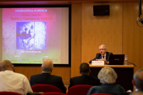 O Prof. Carlos Ascenso André (Coordenador do Centro Pedagógico e Científico da Língua Portuguesa, do Instituto Politécnico de Macau) numa das suas intervenções no Colóquio